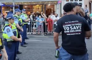 Videó: Maori-férfiak harci tánccal tiltakoztak az LMBTQ-gyaramtosítás ellen