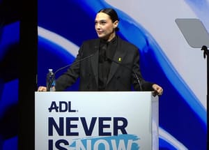 „A nevem Gal, és zsidó vagyok” - kitüntetést kapott a Wonder Woman sztárja az antiszemitizmus elleni kiállásáért