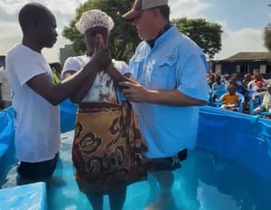 " Aki ebből a vízből iszik.." - Afrika legnagyobb nyomornegyedében a reménység üzenetét hirdetik